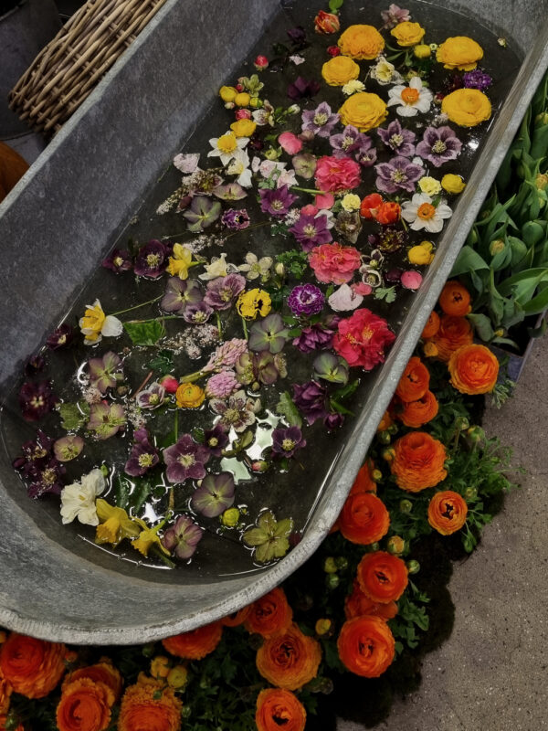 ett badkar fyllt av blommor