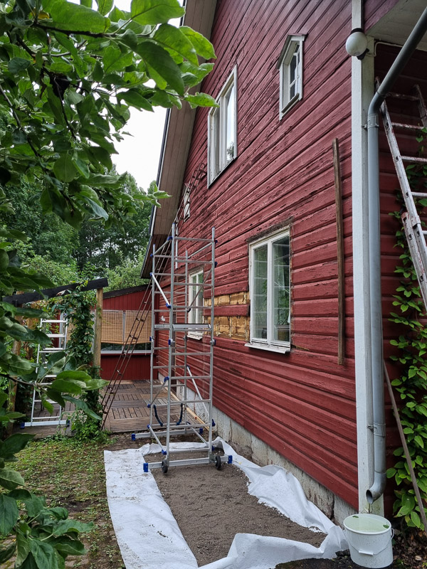 fasaden innan vi bytte den = röd, liggande panel med vita knutar