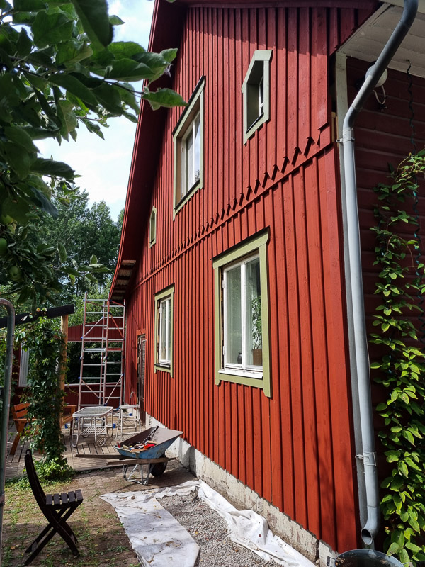 panelen efter att vi bytte den = faluröd (slamfärg) stående panel med locklist och gröna fönsterfoder